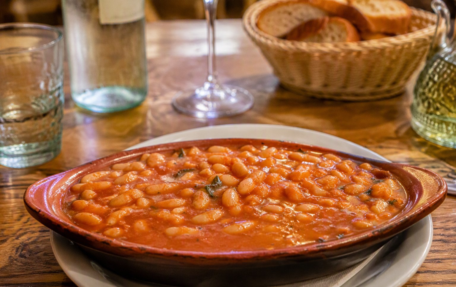 I fagioli all'uccelletto nella cocotte di terracotta